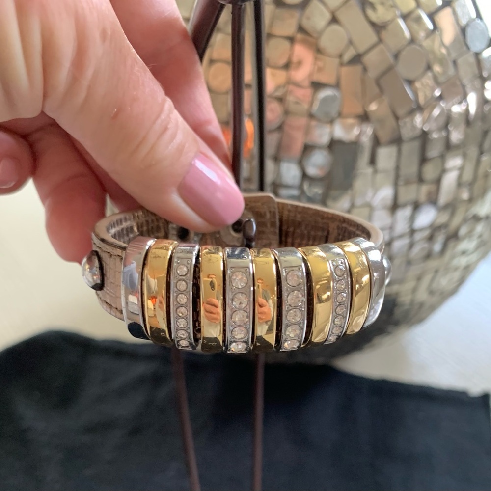 Silver bracelet with snaps.